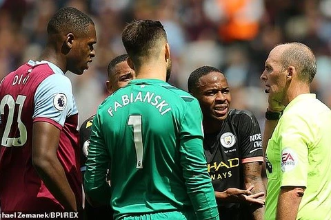 Raheem Sterling phàn nàn với trọng tài sau khi bị từ chối bàn thắng. (Ảnh: BPI)