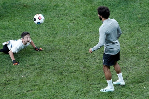 Mohamed Salah chơi bóng cùng trẻ khuyết tật. (Ảnh: Reuters)