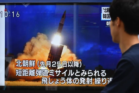 Người dân theo dõi hình ảnh vụ phóng vật thể bay của Triều Tiên. (Ảnh: AFP/TTXVN) 