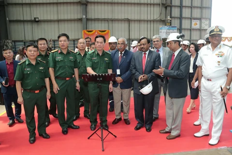Thiếu tướng Hoàng Đăng Nhiễu, Phó Tư lệnh Bộ đội Biên phòng Việt Nam bấm nút tại lễ cắt thép khởi công dự án. (Ảnh: Huy Lê/TTXVN) 