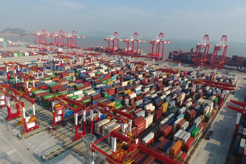 Hàng hóa được xếp tại cảng ở Thượng Hải, Trung Quốc. (Ảnh: THX/ TTXVN) 