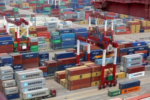 Hàng hóa được xếp tại cảng ở Thanh Đảo, Trung Quốc. (Ảnh: EPA/ TTXVN) 