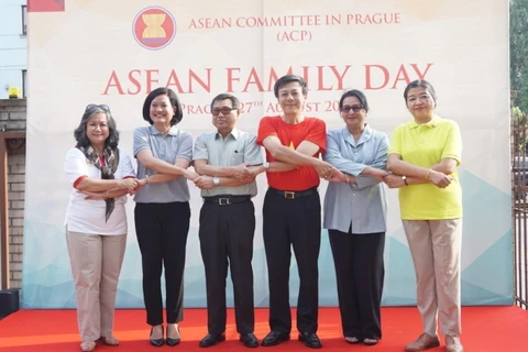 Đại sứ Indonesia, Thái Lan, Philippines, Việt Nam, Malaysia và Myanmar thể hiện tình đoàn kết đặc biệt trong “Ngày gia đình ASEAN 2019” tại Cộng hòa Séc. (Ảnh: Trần Hiếu/TTXVN) 