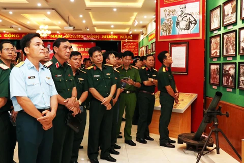 Cán bộ, chiến sỹ lực lượng vũ trang Quân khu 7 nghe giới thiệu về Di chúc của Chủ tịch Hồ Chí Minh. (Ảnh: Xuân Khu/TTXVN)