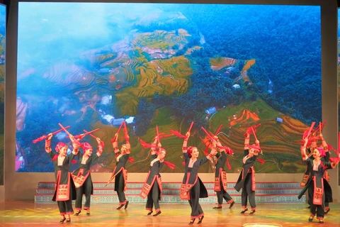 Tiết mục "Nhịp đập ngày mùa" của đoàn nghệ thuật dân tộc tỉnh Lào Cai tại đêm diễn. (Ảnh: Hương Thu/TTXVN)