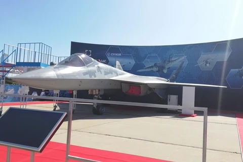 Máy bay tiêm kích tàng hình thế hệ thứ năm Su-57 của Nga tại khu trưng bày. (Ảnh: Duy Trinh/TTXVN)