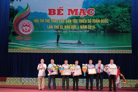 Trung ương Hội Nông dân Việt Nam tặng bằng khen cho 5 đơn vị có thành tích xuất sắc tại Hội thi. (Ảnh: Vũ Hoàng Giang/TTXVN)