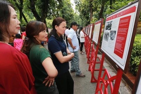 Người dân, du khách tham quan triển lãm về cuộc đời và sự nghiệp Hồ Chí Minh tại Khu Di tích Chủ tịch Hồ Chí Minh. (Ảnh: Lâm Khánh/TTXVN)