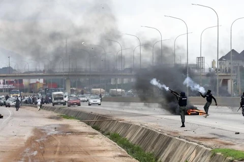 Cảnh sát dùng hơi cay giải tán người biểu tình tại Abuja. (Ảnh: AFP)