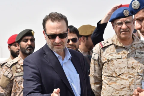 Trợ lý Ngoại trưởng Mỹ phụ trách các vấn đề Cận Đông David Schenker (giữa) trong chuyến thăm một căn cứ quân sự ở Saudi Arabia. (Ảnh: AFP/TTXVN)