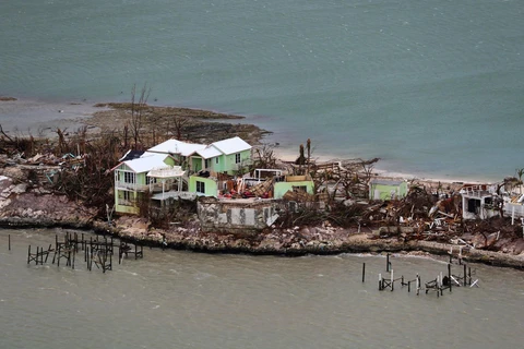 Bão Dorian tàn phá đảo Great Abaco của Bahamas. (Ảnh: AFP/TTXVN)