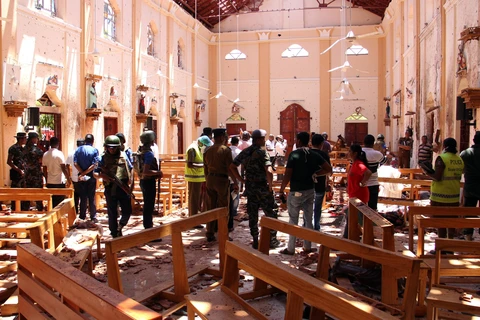 Lực lượng an ninh điều tra tại hiện trường vụ đánh bom ở Colombo. (Ảnh: AFP/TTXVN)