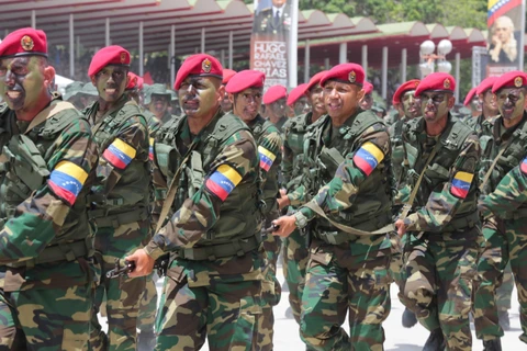 Quân đội Venezuela tham gia cuộc diễu binh tại Caracas. (Ảnh: AFP/TTXVN)