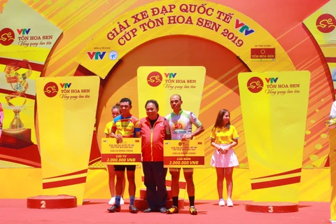 Các tay đua nhận giải thưởng sau chặng 8 tại Giải đua xe đạp quốc tế VTV Cup Tôn Hoa Sen 2019 . (Ảnh: Trần Tĩnh/TTXVN)