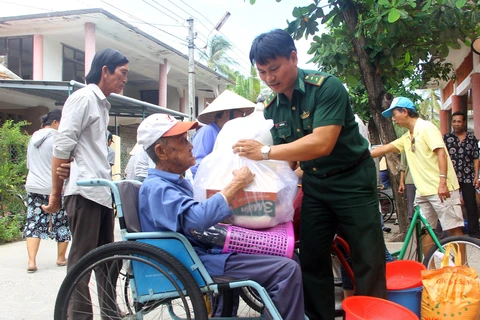 Trao quà tặng cho bệnh nhân phong ở làng phong Quy Hòa, Quy Nhơn. (Ảnh: Nguyên Linh/TTXVN)