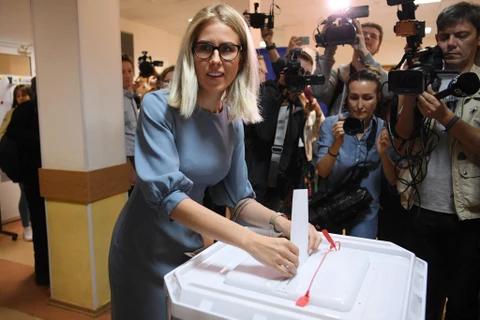 Người dân Nga đi bỏ phiếu tại Moskva. (Ảnh: AFP/TTXVN)