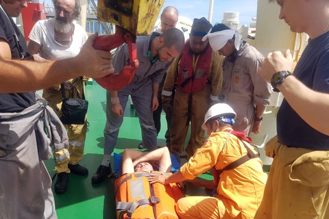 Cố định nạn nhân Dorde Perunovic trước khi chuyển sang tàu cứu nạn SAR 412. (Ảnh: TTXVN)