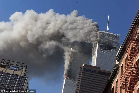 Cảnh tượng kinh hoàng khi các máy bay lao vào tòa tháp đôi của Trung tâm Thương mại Thế giới. (Ảnh: AP)