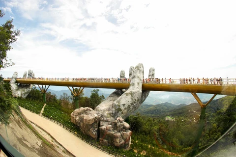 Cầu Vàng ở Khu du lịch Bà Nà Hills (Đà Nẵng) là điểm tham quan thu hút đông đảo du khách. (Ảnh: TTXVN)