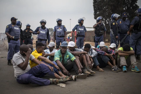Cảnh sát bắt giữ những kẻ tình nghi liên quan tới các vụ tấn công nhằm vào người nước ngoài tại Nam Phi. (Ảnh: AFP/TTXVN)