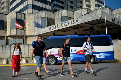 Khách du lịch thăm quan thủ đô La Habana của Cuba. (Ảnh: AFP/TTXVN)