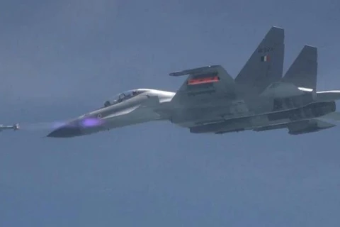 Tên lửa Astra phóng đi từ máy bay Su-30MKI. (Ảnh: Bộ Quốc phòng Ấn Độ)
