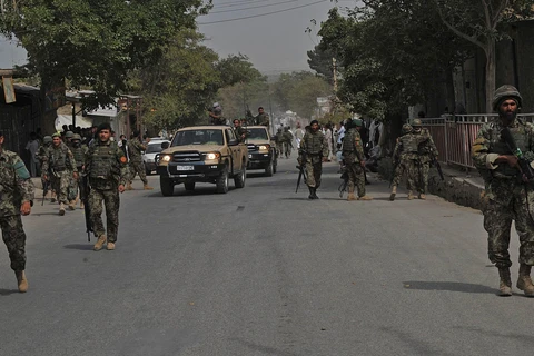 Cảnh sát Afghanistan điều tra tại hiện trường một vụ đánh bom liều chết ở tỉnh Parwan. (Ảnh: AFP/TTXVN)