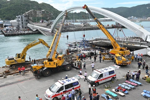 Lực lượng cứu hộ được huy động tới hiện trường vụ sập cầu ở Đài Loan. Ảnh: AFP/TTXVN