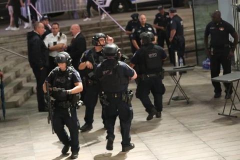 Lực lượng an ninh bên ngoài một rạp chiếu phim ở New York. (Ảnh: New York Post)