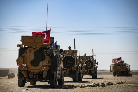 Xe quân sự của Mỹ và Thổ Nhĩ Kỳ tuần tra tại Syria. (Ảnh: AFP/TTXVN)
