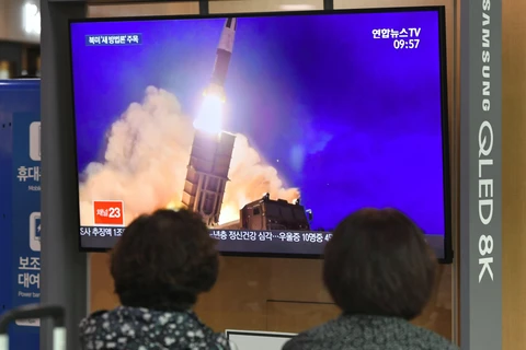 Người dân Hàn Quốc theo dõi vụ phóng thử tên lửa đạn đạo của Triều Tiên qua vô tuyến. (Ảnh: AFP/TTXVN)