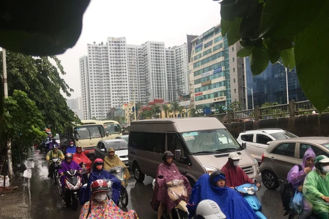 Mưa lớn gây ùn tắc giao thông tại Hà Nội. (Ảnh: Nhật Anh/TTXVN)
