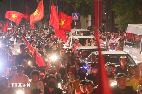 Hàng nghìn người ra đường ăn mừng tại tuyến phố Hàng Bài, Hà Nội sau trận đấu. (Ảnh: Thành Đạt/TTXVN)