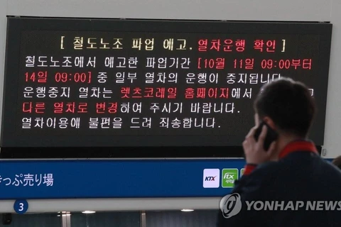 Bảng thông báo đình công tại một ga tàu ở Hàn Quốc. (Ảnh: Yonhap)