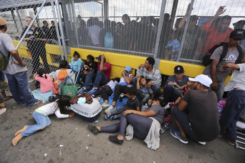 Người di cư tập trung tại cây cầu ở biên giới Mỹ-Mexico. (Ảnh: AP)