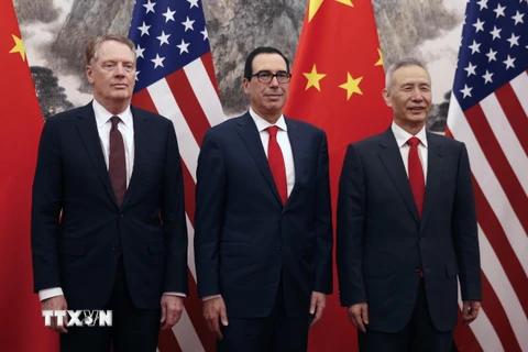 Đại diện thương mại Mỹ Robert Lighthizer, Bộ trưởng Tài chính Mỹ Steven Mnuchin và Phó Thủ tướng Trung Quốc Lưu Hạc. (Ảnh: AFP/TTXVN)