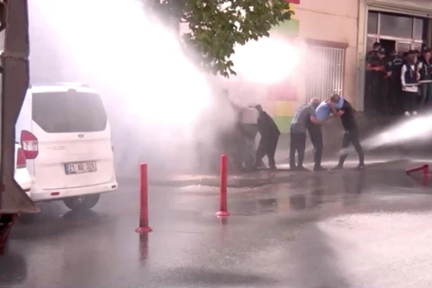 Cảnh sát dùng vòi rồng trấn áp người biểu tình tại Diyarbakir. (Ảnh: Middle East Online)