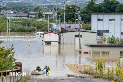 Lực lượng cứu hộ làm nhiệm vụ tại khu vực ngập lụt ở tỉnh Nagano, Nhật Bản. (Ảnh: THX/TTXVN)