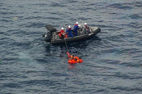 Lực lượng bảo vệ bờ biển Nhật Bản cứu nạn các thuyền viên Triều Tiên. (Ảnh: EPA)