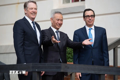 Bộ trưởng Tài chính Mỹ Steven Mnuchin, Đại diện Thương mại Mỹ Robert Lighthizer và Phó Thủ tướng Trung Quốc Lưu Hạc. (Ảnh: AFP/TTXVN)