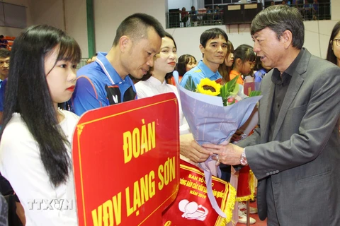 Chủ tịch Liên đoàn bóng bàn Cao Bằng Hoàng Xuân Ánh tặng hoa và cờ lưu niệm cho các vận động viên dự giải. (Ảnh: Quốc Đạt/TTXVN)
