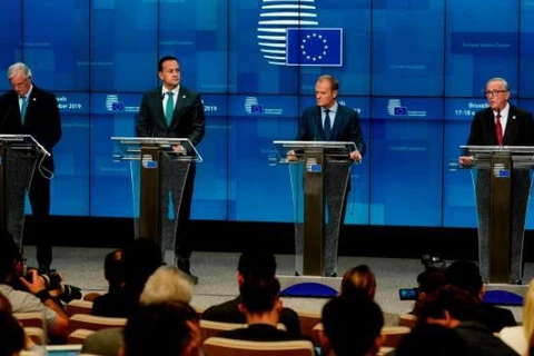 Các nhà lãnh đạo EU tham dự họp báo sau khi thông qua thỏa thuận. (Ảnh: AFP/Getty)