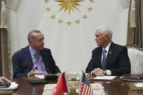 Phó Tổng thống Mỹ Mike Pence hội kiến Tổng thống Thổ Nhĩ Kỳ Recep Tayyip Erdogan. (Ảnh: AP)