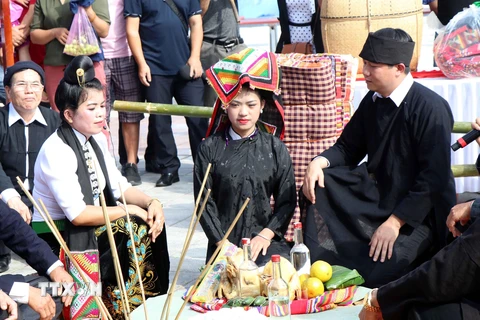 Cô dâu dân tộc Thái trong trang phục truyền thống tại ngày cưới hỏi. (Ảnh: Xuân Tiến/TTXVN)