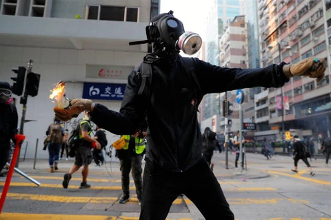 Người biểu tình quá khích ném bom xăng vào cảnh sát.