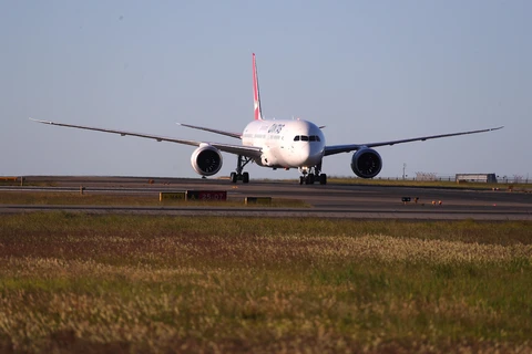 Máy bay Qantas Boeing 787 Dreamliner hạ cánh tại sân bay quốc tế Sydney. (Ảnh: AFP/TTXVN)