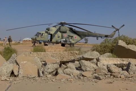 Trực thăng Nga tại căn cứ Tabqa. (Ảnh: AP)