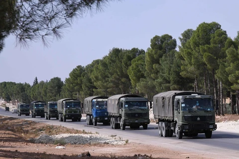 Xe quân sự Syria tại thành phố Manbij. (Ảnh: THX/TTXVN)