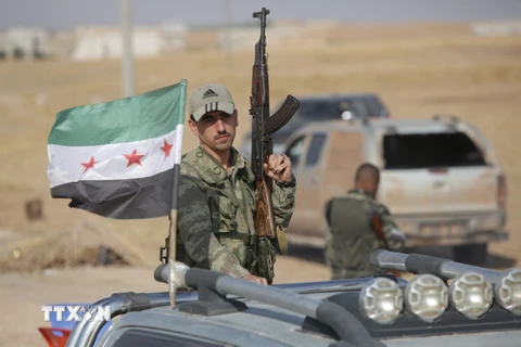 Lực lượng Syria được Thổ Nhĩ Kỳ hậu thuẫn kiểm soát tuyến đường giữa thị trấn Tal Abyad với thành phố Kobane. (Ảnh: AFP/TTXVN)