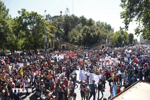 Người dân tham gia đình công tại thủ đô Santiago của Chile. (Ảnh: AFP/TTXVN)